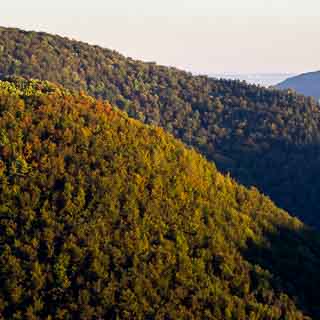 Albtrauf mit Rundem Berg bei Bad Urach im Morgenlicht