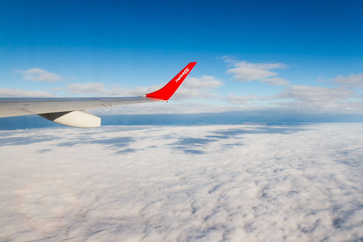 Blick auf Nebel aus dem Flugzeug mit Tragflche