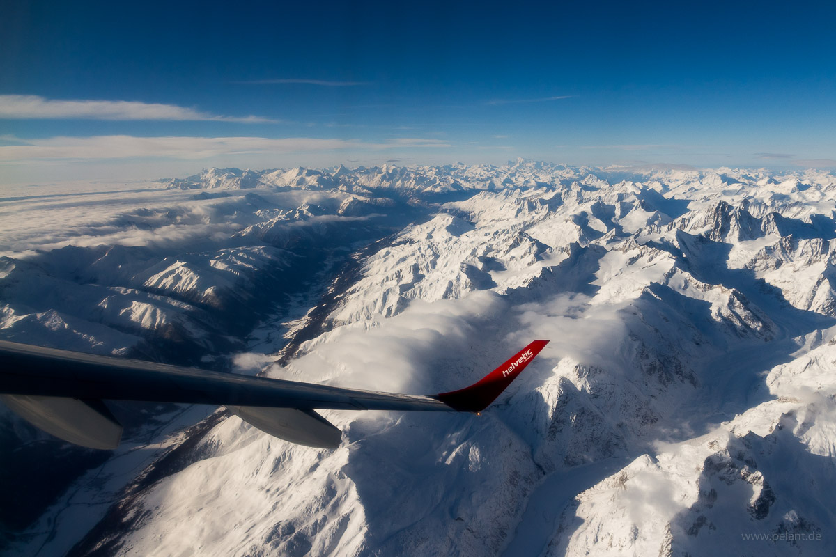 Blick auf das Rhonetal und den Aaregletscher im Winter. Berner Alpen mit Monte Rosa, Matterhorn und Mont Blanc am Horizont. Luftaufnahme.
