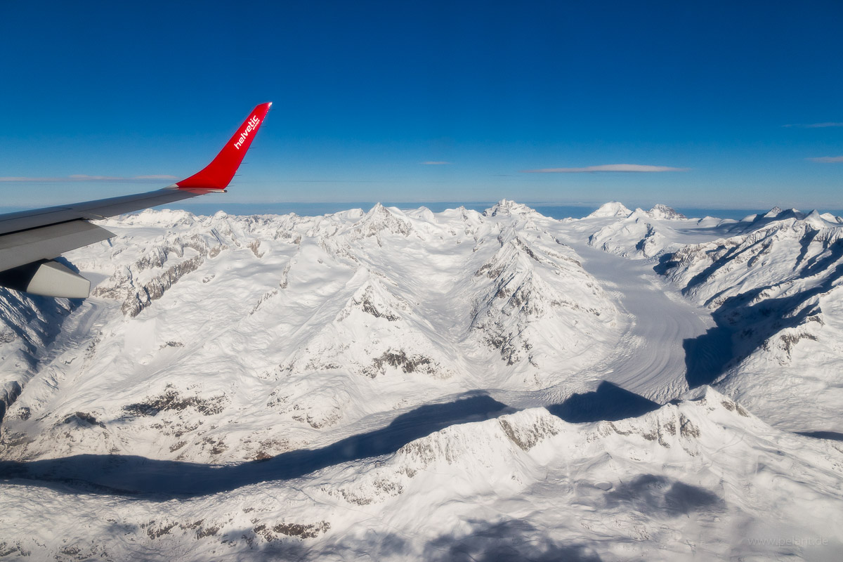 Luftbild von dem Aletschgletscher in den Berner Alpen im Winter