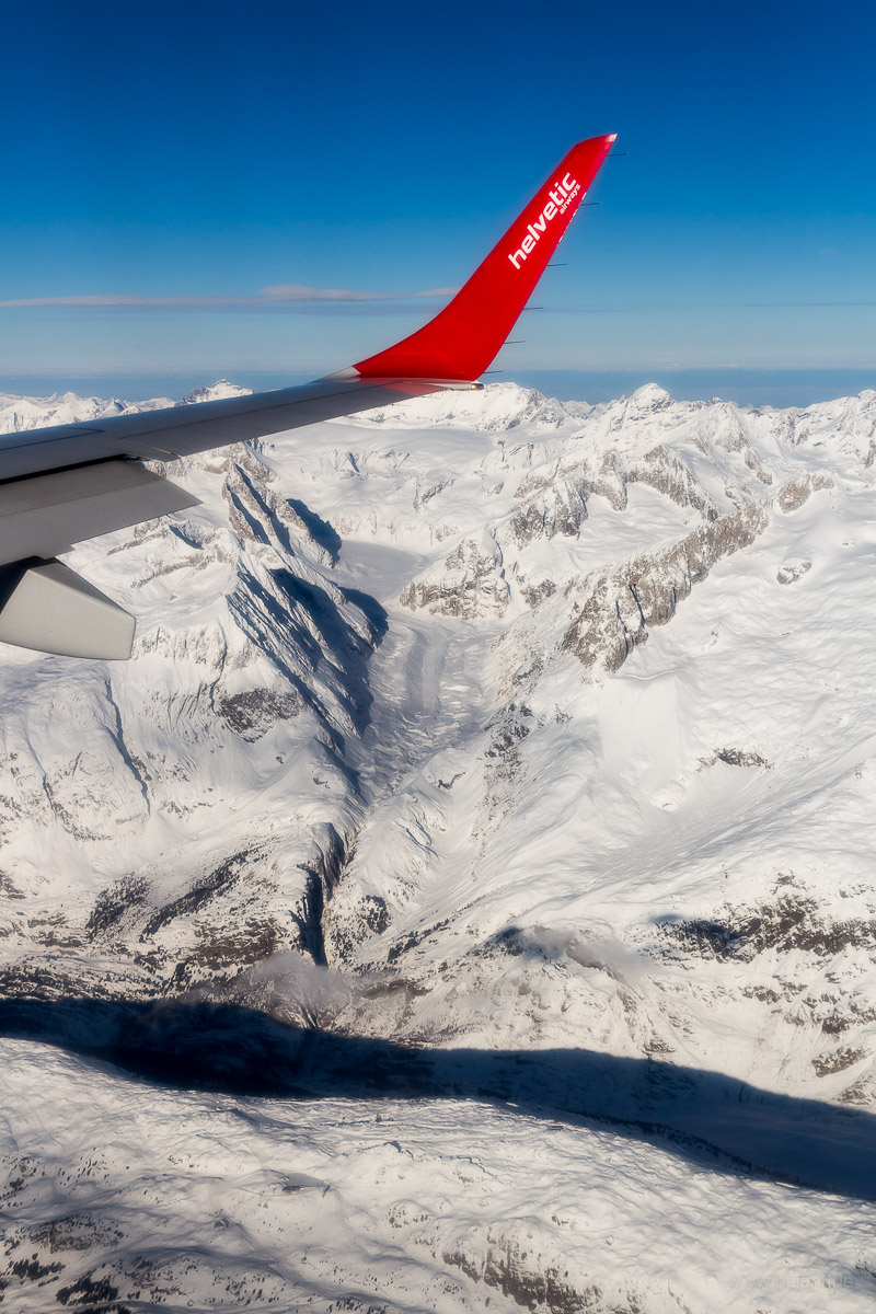 Luftaufnahme vom Oberaletschgletscher in den Berner Alpen im Winter