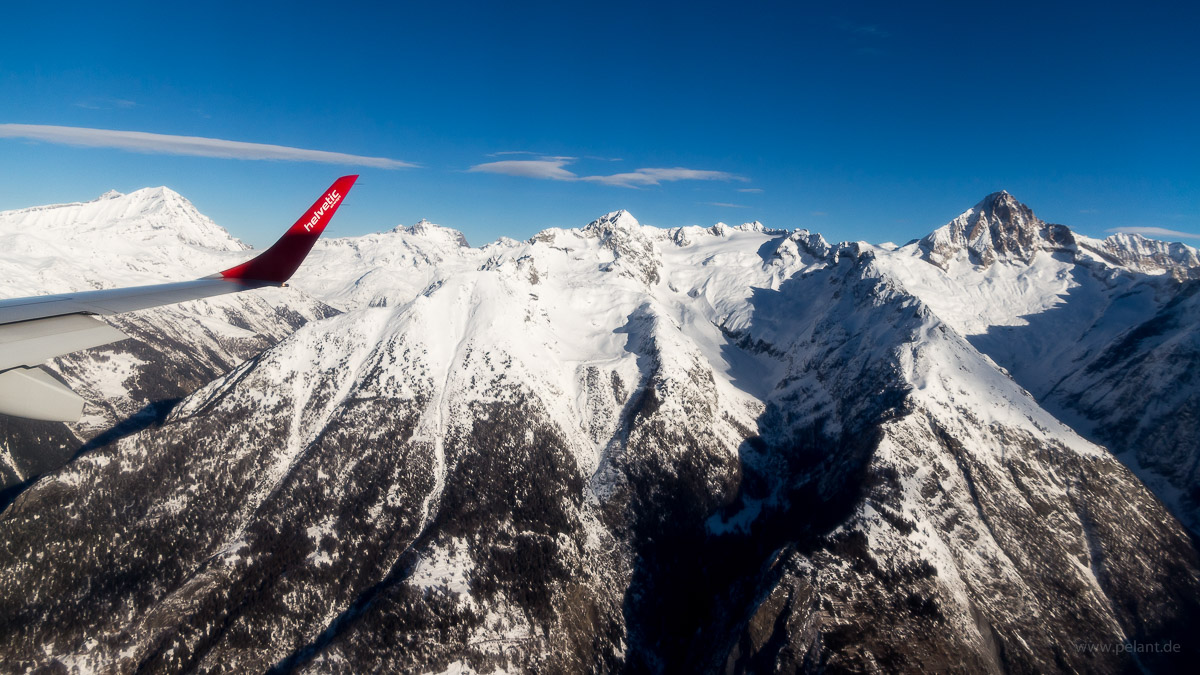 Blick aus dem Flugzeug auf die Berner Alpen mit Bietschhorn whrend dem Anflug auf Sion Airport