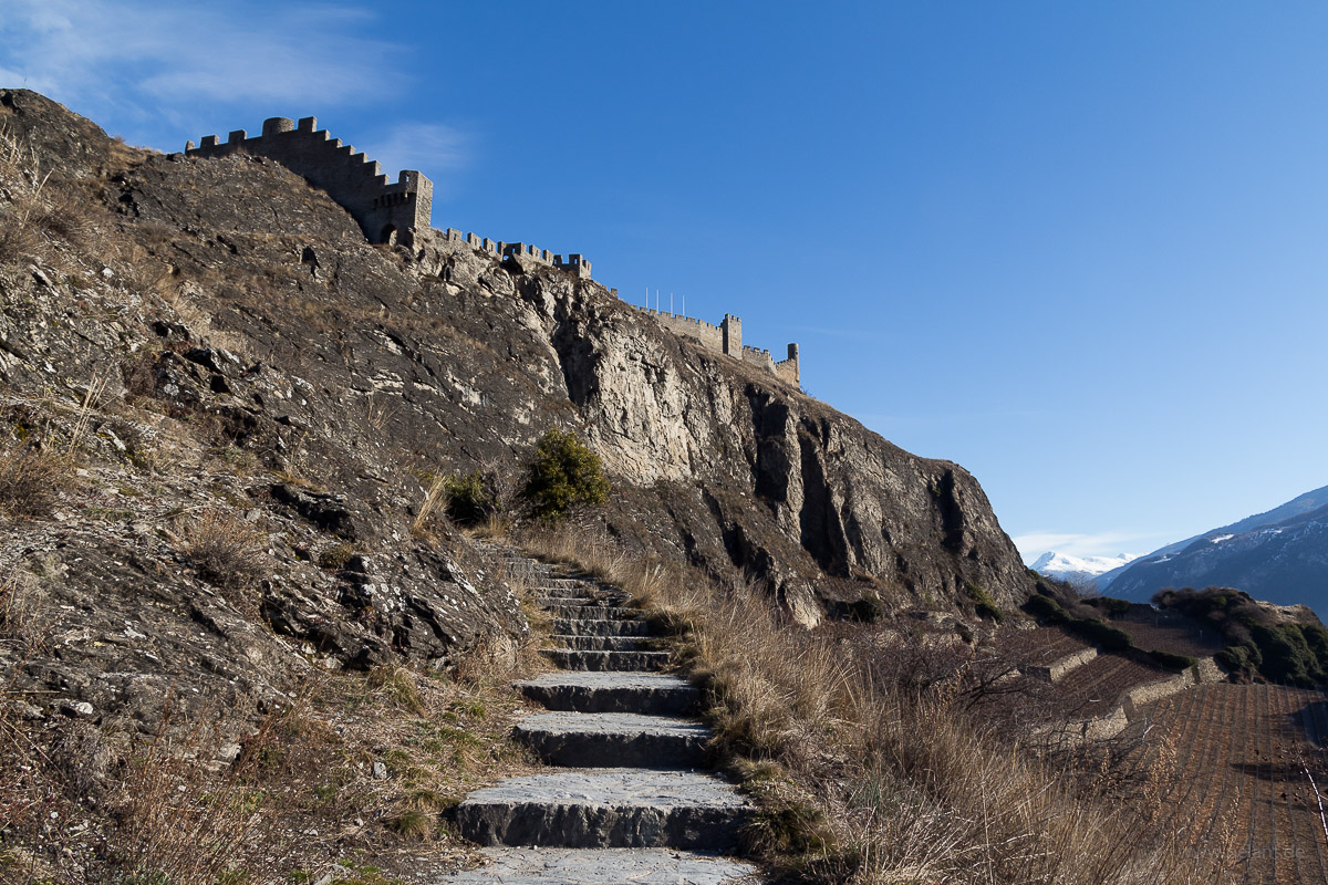 Treppen fhren auf den Tourbillon zu der gleichnamigen Schlossruine, Sion, Schweiz