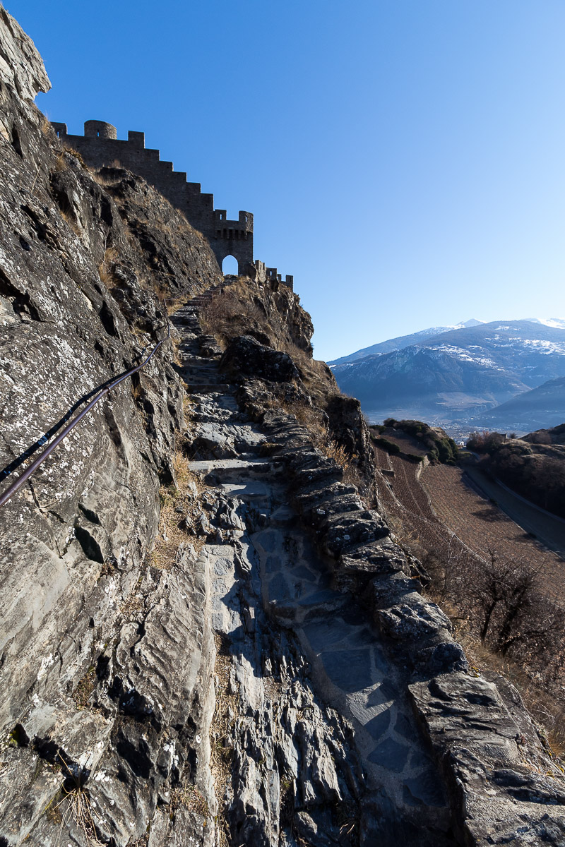 Treppen fhren auf den Tourbillon zu der gleichnamigen Schlossruine, Sitten (Sion), Schweiz