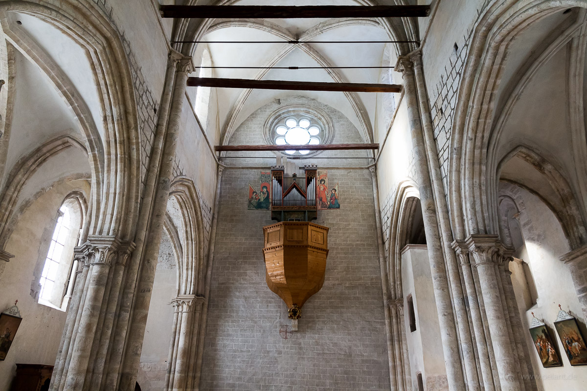 Innenraum der Basilique de Valre mit Orgel