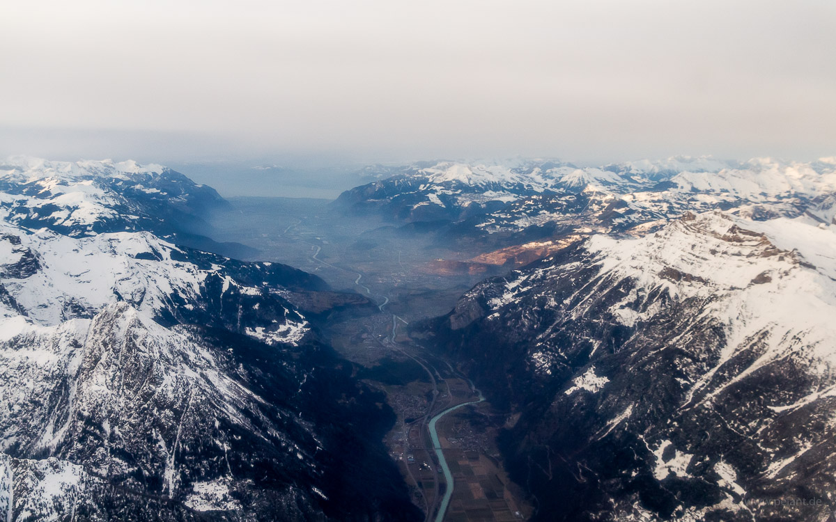 Luftbild vom Rhonetal entlang bis zum Genfersee