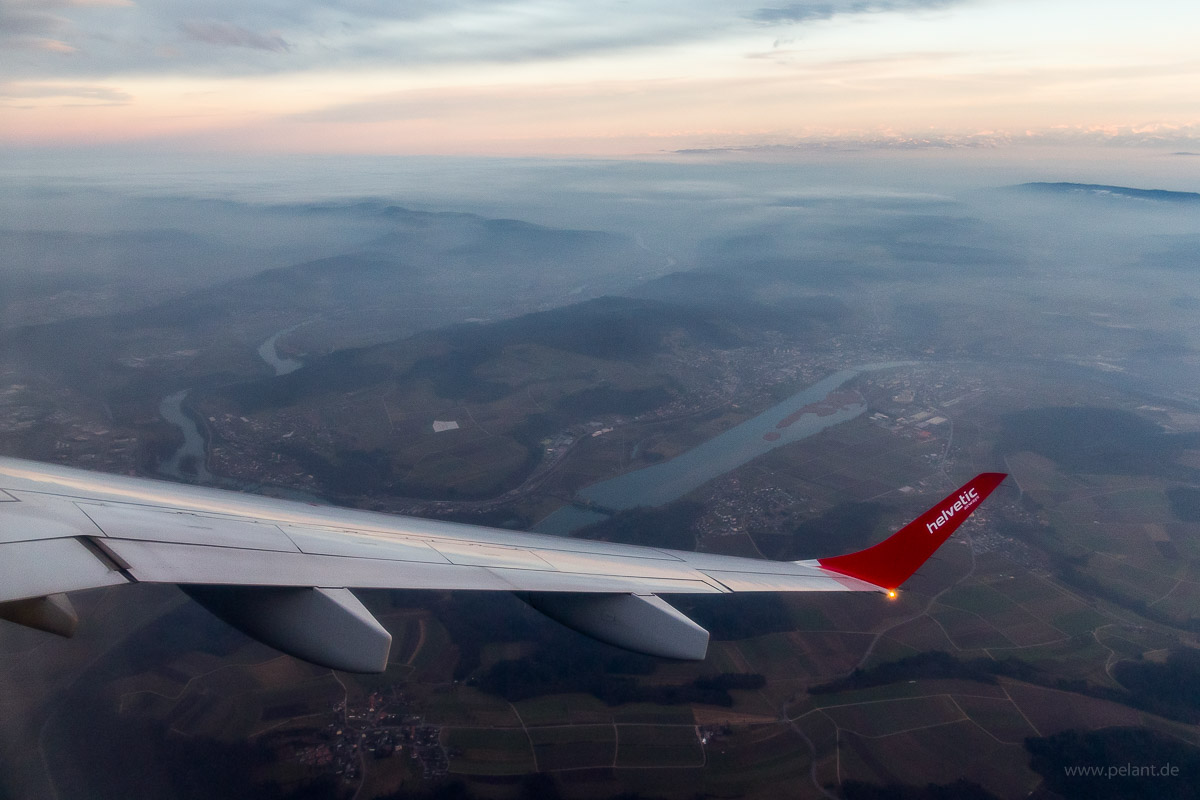 Luftaufnahme der Aaremndung in den Rhein bei Koblenz (Schweiz) mit Tragflche und Winglet der Helvetic Airways Embraer 190