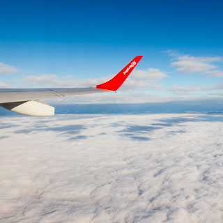 Blick auf Nebel aus dem Flugzeug mit Tragflche