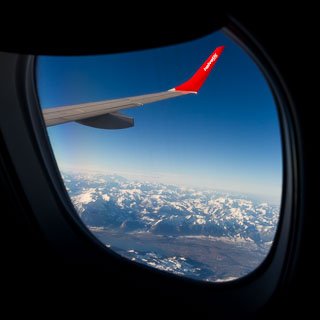 Blick aus dem Flugzeugfenster whrend einer Linkskurve mit Blick auf den Thunersee