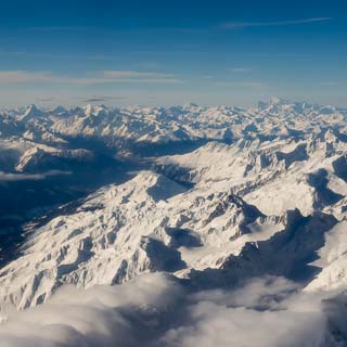 Luftbild vom Rhonetal mit Matterhorn und Mont Blanc am Horizont. Schweizer Alpen im Winter, Foto whrend dem Flug von Zrich nach Sion.