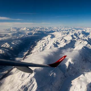 Blick auf das Rhonetal und den Aaregletscher im Winter. Berner Alpen mit Monte Rosa, Matterhorn und Mont Blanc am Horizont. Luftaufnahme.