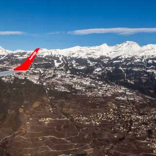 Blick aus dem Flugzeug auf Venthone, Mollens, Randogneam Hang zwischen Siders und Crans-Montana whrend dem Anflug auf Sion Airport (SIR)