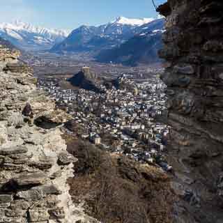 Blick auf Sitten und das Rhonetal von der verfallenen Burg auf dem Mont d'Orge