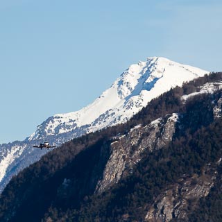 Ein Businessjet (CS-DRV, Netjets Europe Hawker 850XP) im Landeanflug auf den Flughafen Sitten (SIR) vor Alpenpanorama