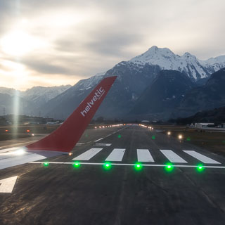 Blick aus der HB-JVO (Helvetic Airways Embraer 190) beim Einrollen auf die Runway (25) des Flughafen Sittens (Sion Airport) fr den Flug nach Zrich