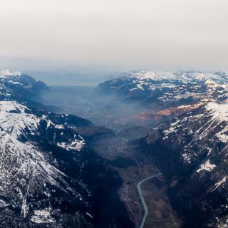 Luftbild vom Rhonetal entlang bis zum Genfersee