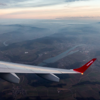 Luftaufnahme der Aaremndung in den Rhein bei Koblenz (Schweiz) mit Tragflche und Winglet der Helvetic Airways Embraer 190