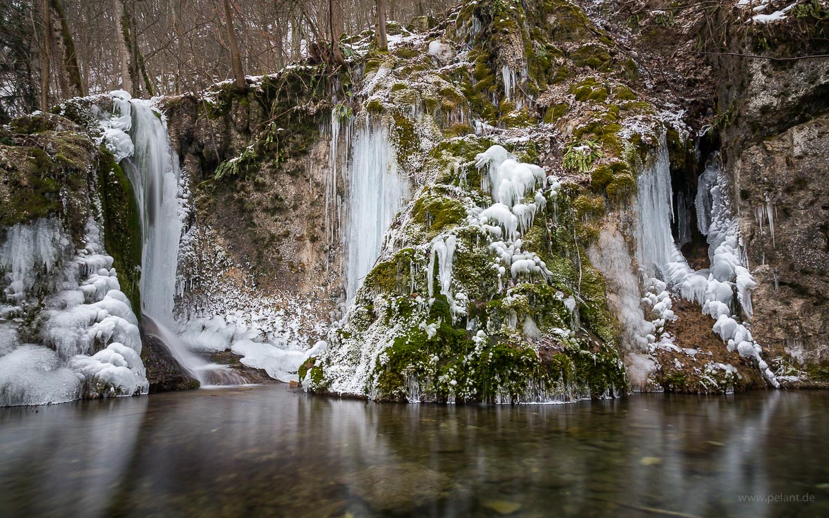 gefrorener Gtersteiner Wasserfall im Winter