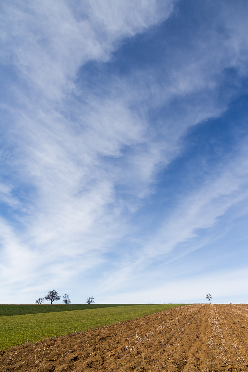 Wolken einer Warmfront im Frhling ber den Feldern