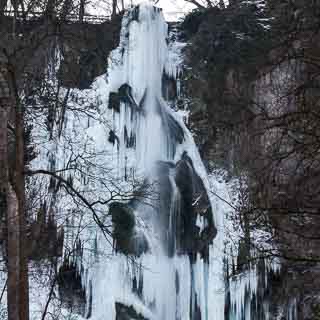 Der gefrorene Uracher Wasserfall im Winter 2018