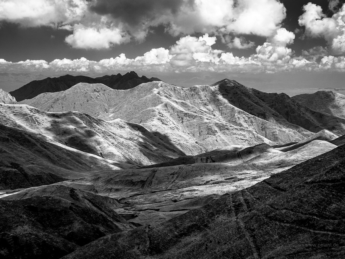 Blick vom Lajishan Pass auf die Bergwelt Qinghais, China, in infrarot
