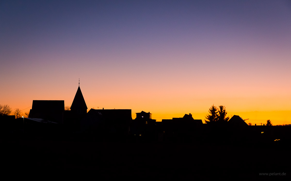 Silhouette von Walddorf in der Abenddmmerung