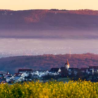 Altenriet im Abendlicht mit Blick auf den Albtrauf