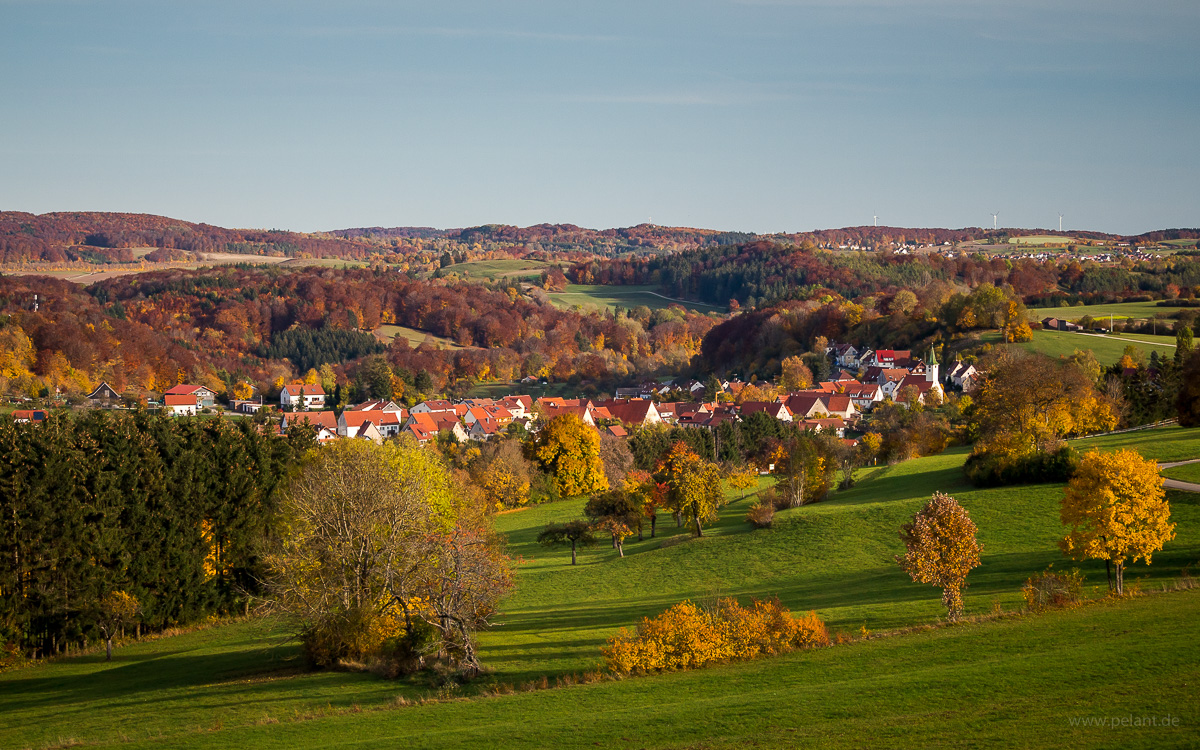 Blick auf Mnsingen-Rietheim im Herbst, ein Dorf auf der Schwbischen Alb