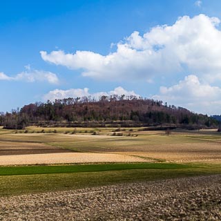 Alblandschaft im Frhjahr mit Wolkenhimmel