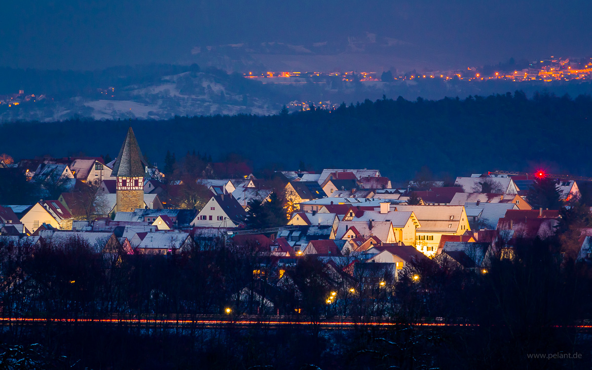 Blick auf Walddorf in der winterlichen Abenddmmerung