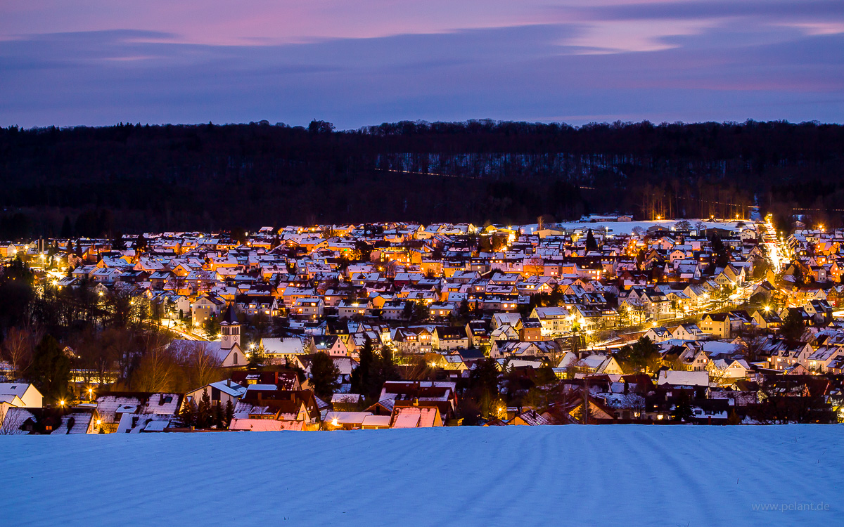 Nachtaufnahme der Gemeinde Dettenhausen mit Schnee