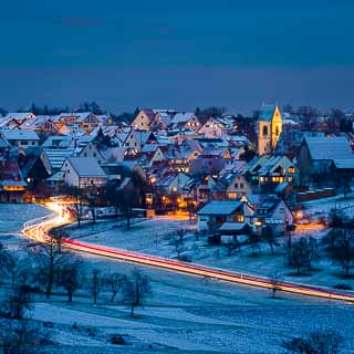 Schlaitdorf zur blauen Stunde in der winterlichen Abenddmmerung mit Schnee