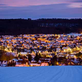 Nachtaufnahme der Gemeinde Dettenhausen mit Schnee