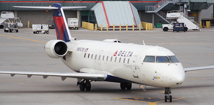 N8921B - Delta...- Pinnacle Arlns. Bombardier CRJ200