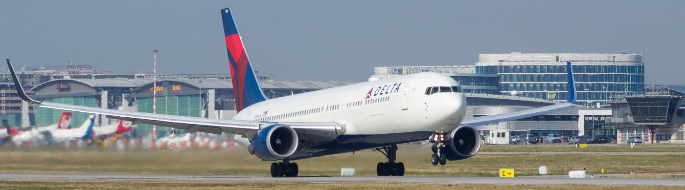 N1604R - Delta Boeing 767-300