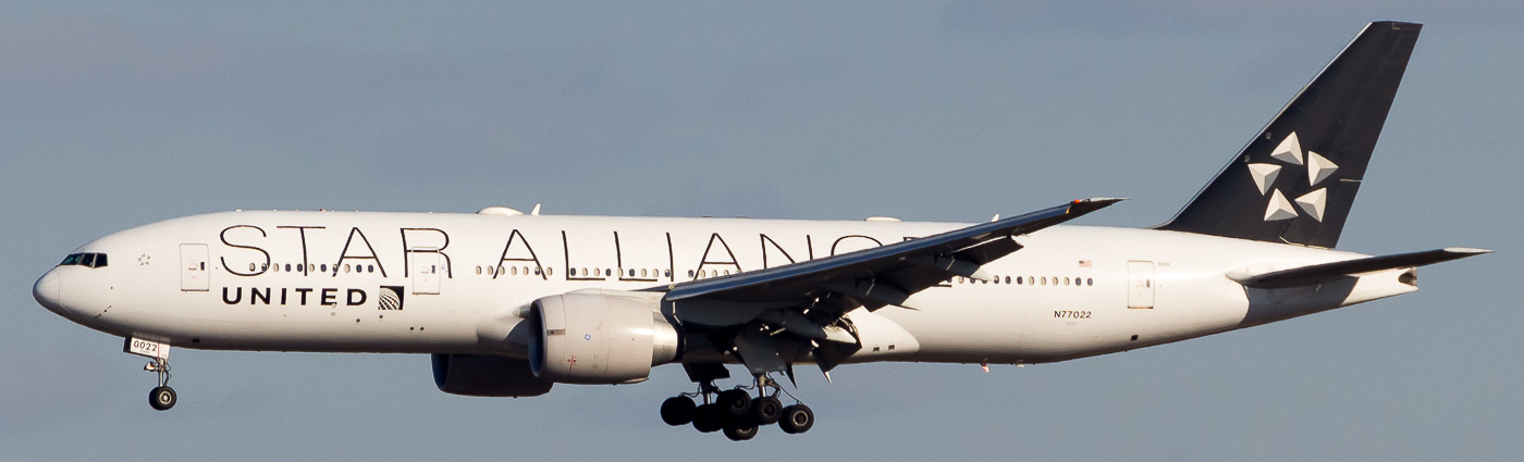 N77022 - United Boeing 777-200