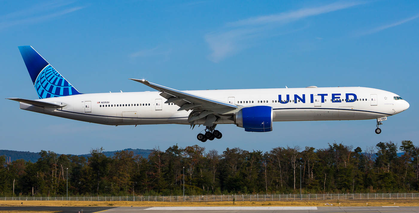 N2352U - United Boeing 777-300