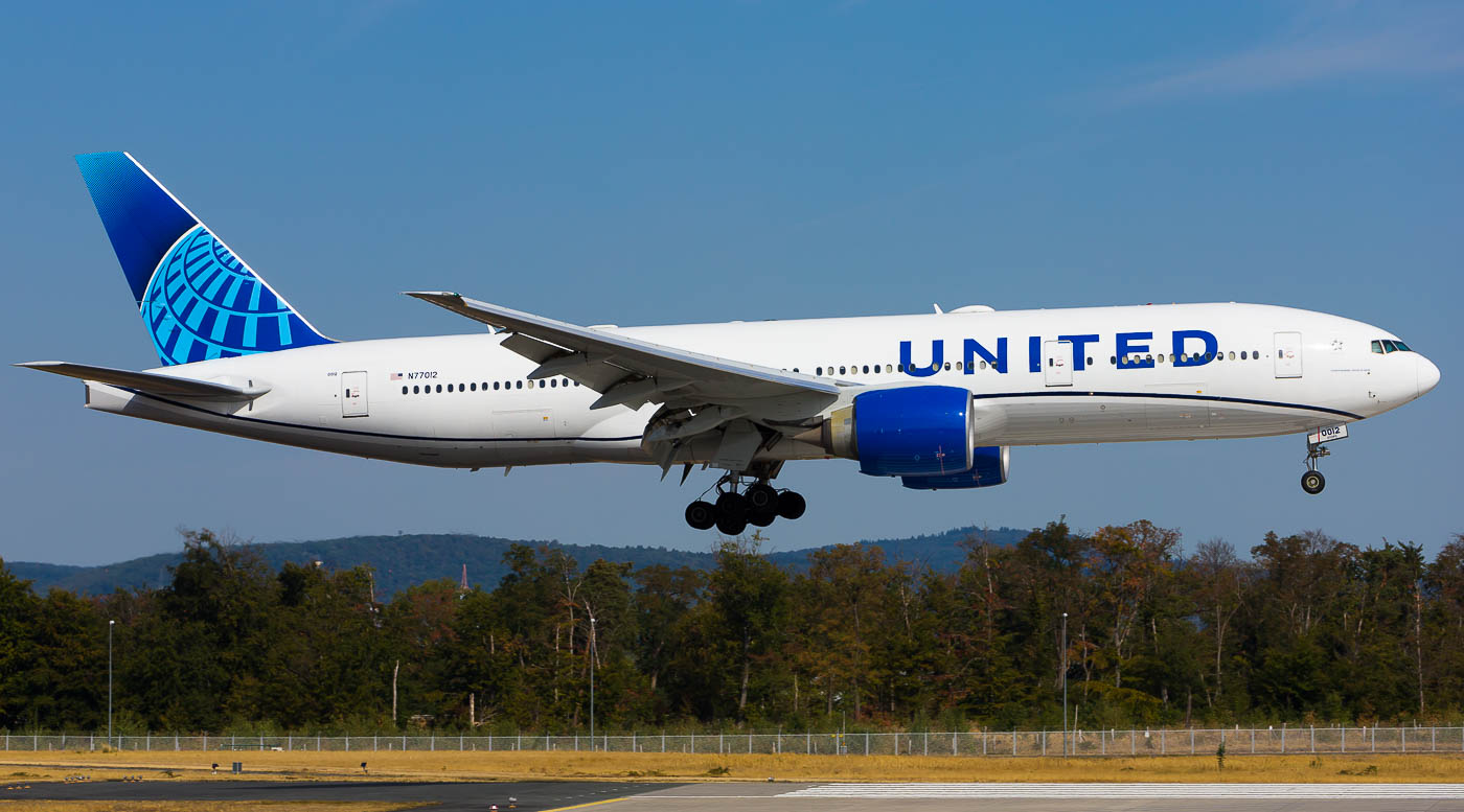 N77012 - United Boeing 777-200