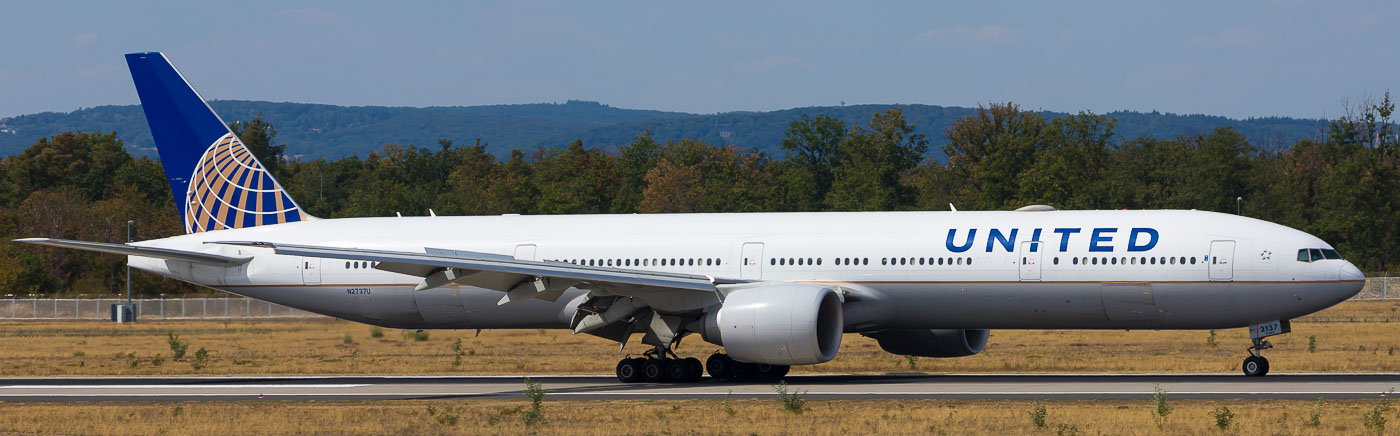 N2737U - United Boeing 777-300