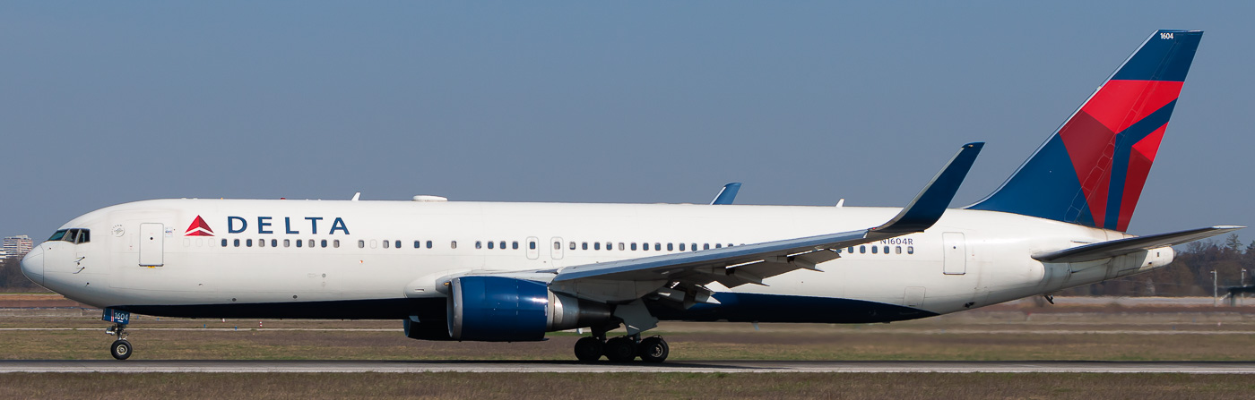 N1604R - Delta Boeing 767-300