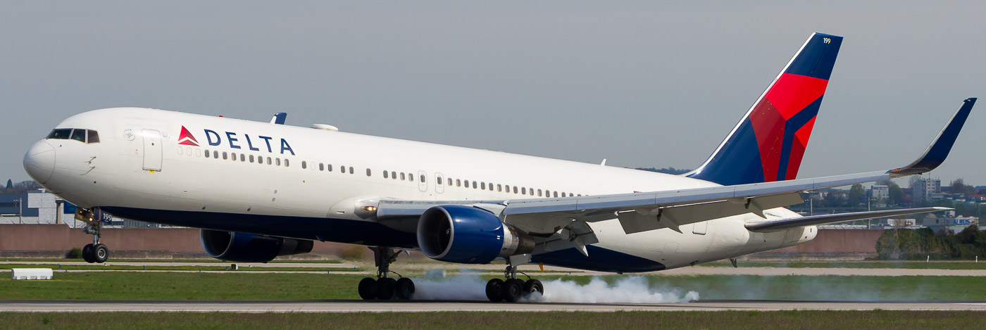 N199DN - Delta Boeing 767-300