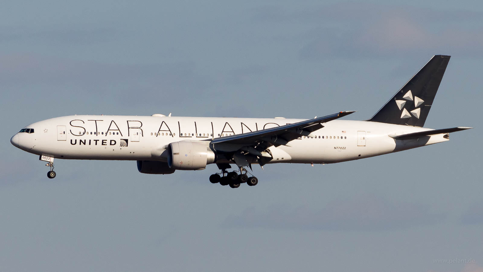 N77022 United Boeing 777-224ER in Peking / PEK (Star Alliance Livery)