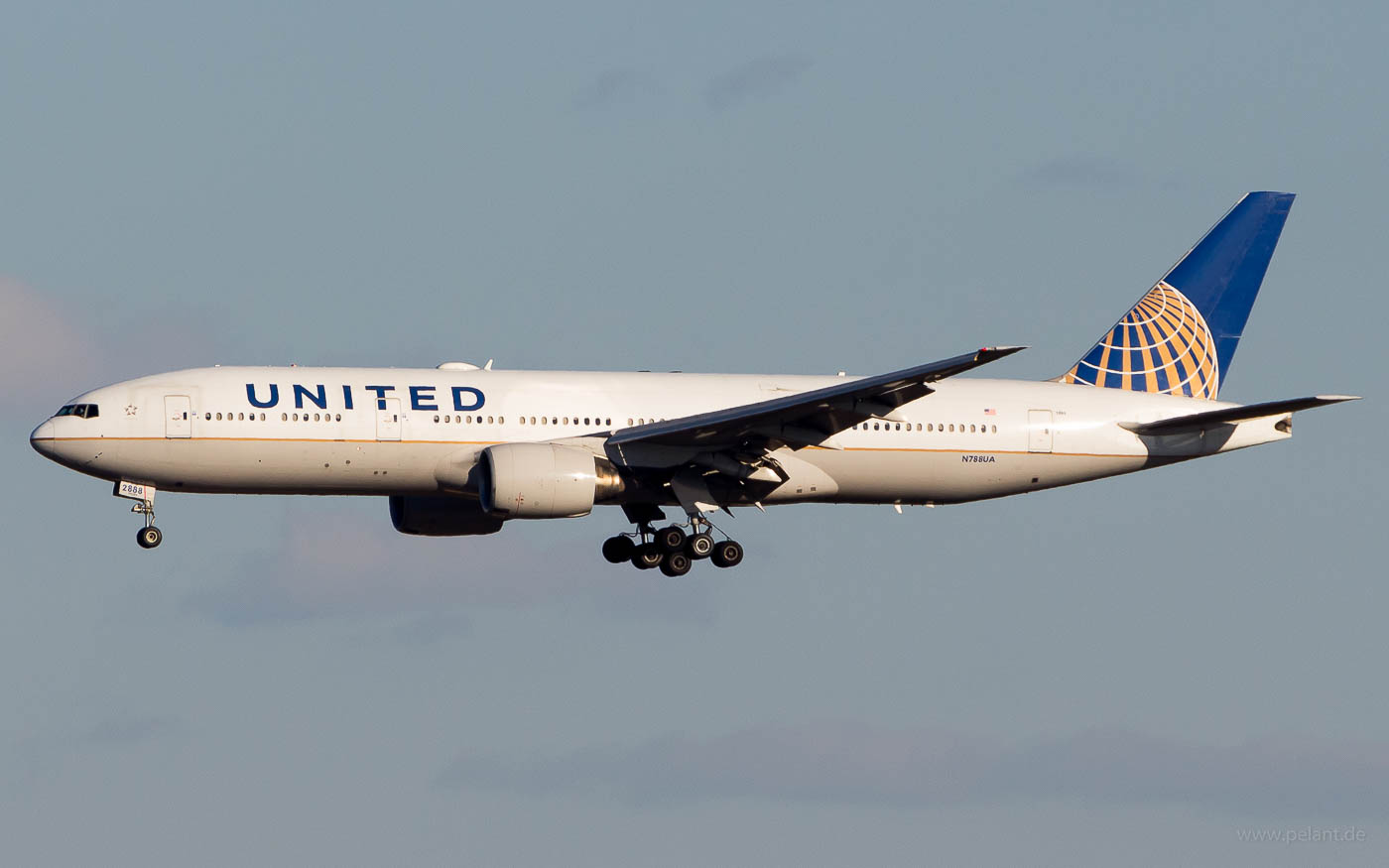 N788UA United Boeing 777-222ER in Peking / PEK