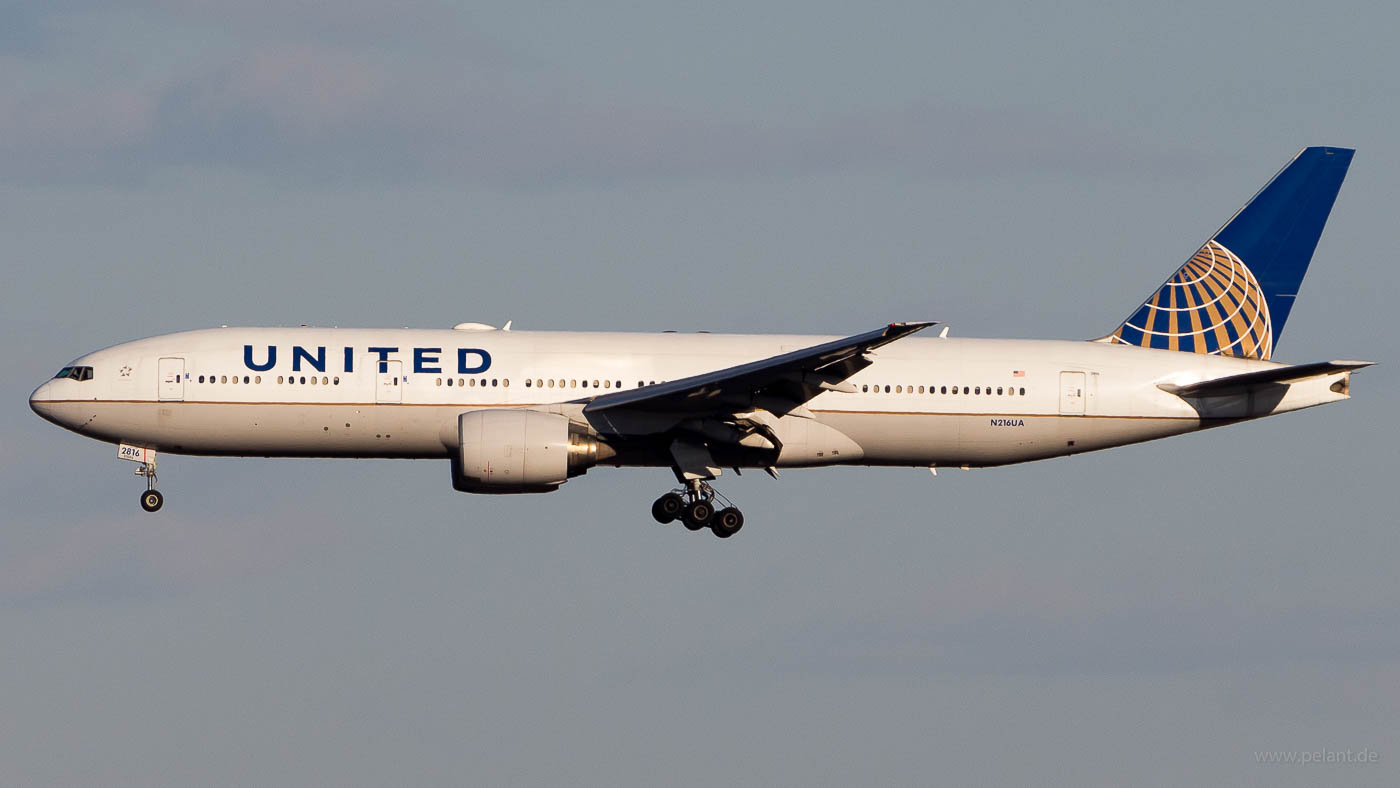 N216UA United Boeing 777-222ER in Peking / PEK