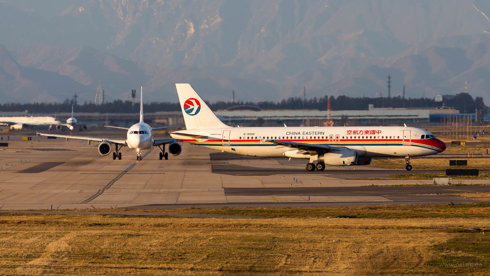 B-9900 China Eastern Airbus A320-232 in Peking / PEK