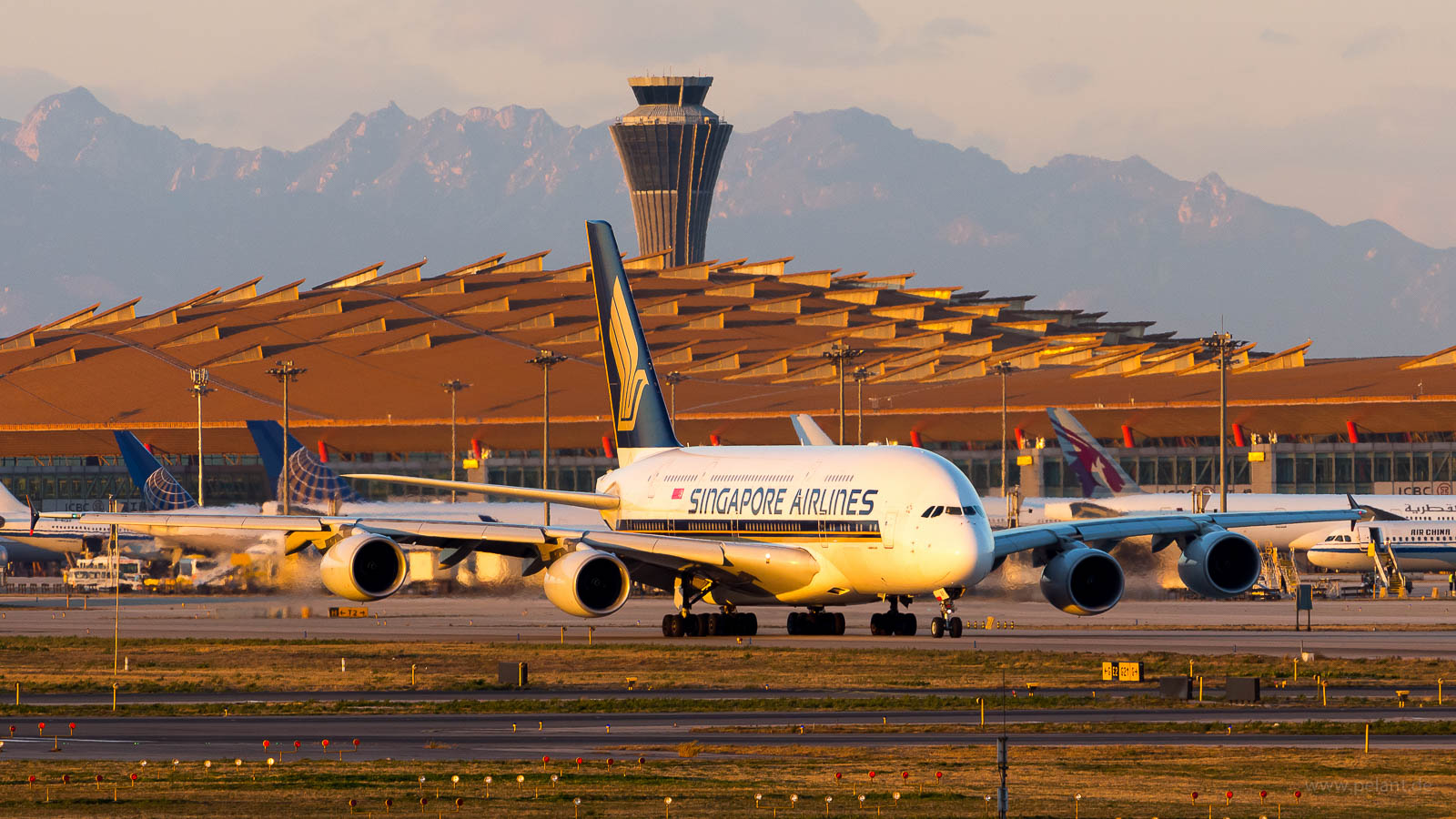9V-SKF Singapore Airlines Airbus A380-841 in Peking / PEK