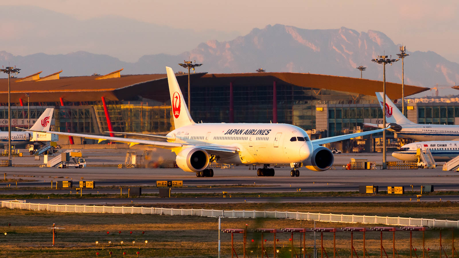 JA830J JAL Boeing 787-8 in Peking / PEK
