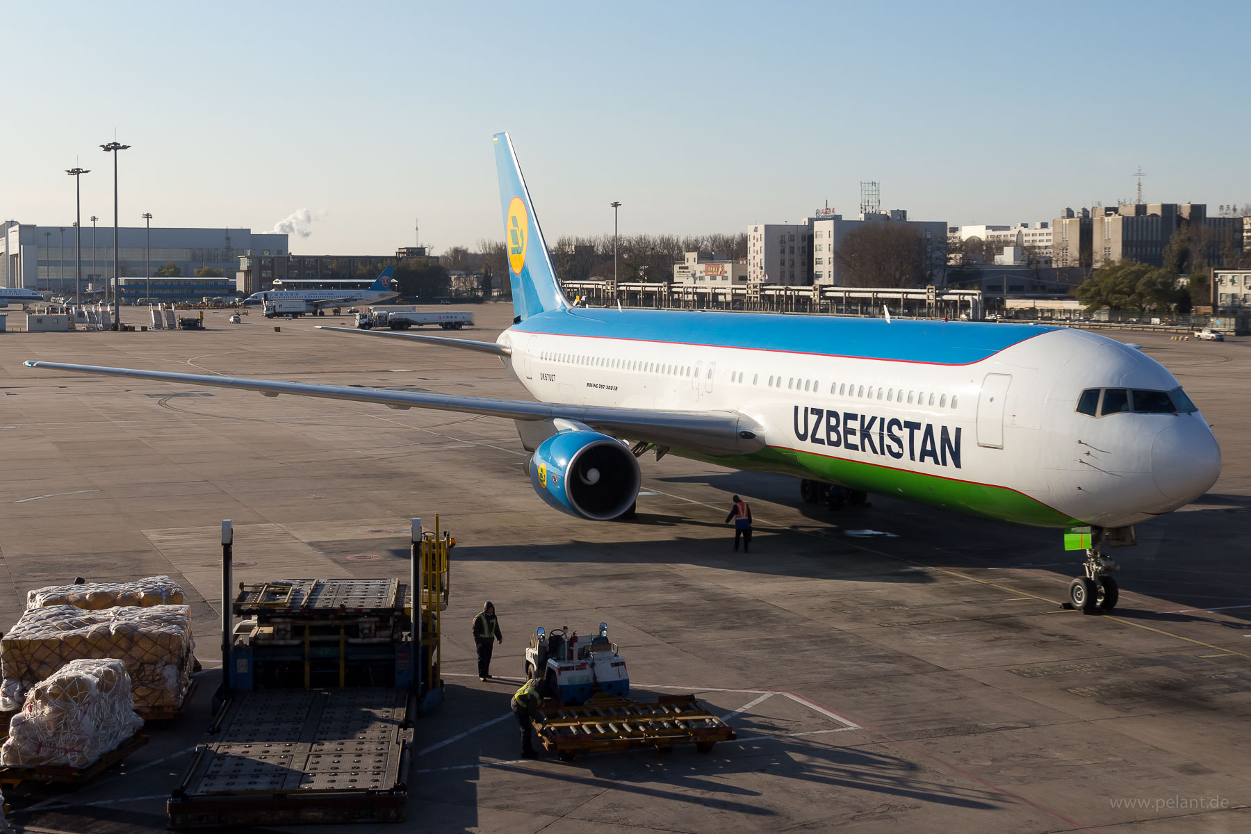 UK67007 Uzbekistan Airways Boeing 767-3CBER in Peking / PEK