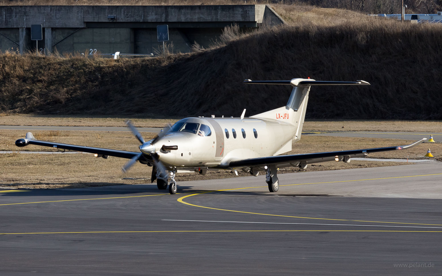 LX-JFU Jetfly Aviation Pilatus PC-12/47E in Sitten (Sion) / SIR