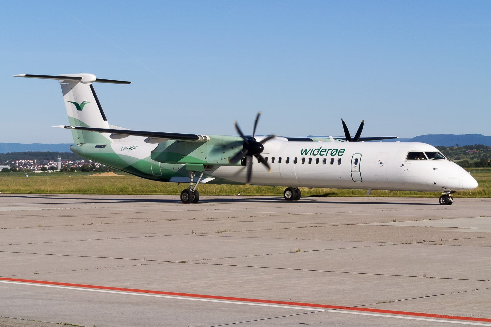 LN-WDF Widerøe Dash 8Q-400 in Stuttgart / STR